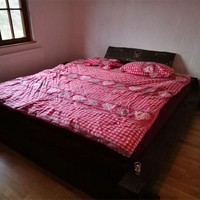 Begini penampakan kamar tidur Yulia yang tidak memiliki penghangat di semua ruangan. Yulia dan suaminya memanaskan ruangan masih menggunakan kayu bakar. Foto: Dok. Yulia (Bored Panda)