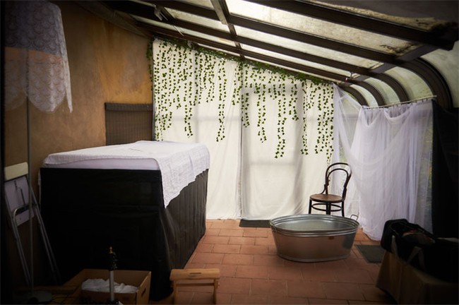 Ingin melihat kamar mandi zaman pertengahan? Seperti inilah penampakannya. Toiletnya bahkan masih tradisional yang tidak menggunakan flush. Foto: Dok. Yulia (Bored Panda)