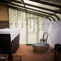 Ingin melihat kamar mandi zaman pertengahan? Seperti inilah penampakannya. Toiletnya bahkan masih tradisional yang tidak menggunakan flush. Foto: Dok. Yulia (Bored Panda)