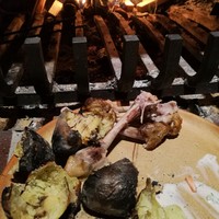 Yulia pun memasak masih di tungku dengan kayu bakar. Walau dia sudah membeli oven, tapi karena listrik yang tidak berjalan dengan baik, Yulia lebih sering memasak dengan kayu bakar. Foto: dok. Yulia (Bored Panda)