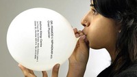 Ada lagi, kartu nama tetapi tidak dibuat seperti kartu melainkan jadi sebuah balon. Kartu nama ini digunakan seorang dokter. Istimewa/Dok. www.brightside.me.