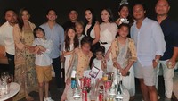 Bersama keluarga besarnya, Adilla Dimitri dan Wulan Guritno tampak menghadiri salah satu pesta. Mereka menikmati minuman bersoda hingga alkohol. Foto: Instagram @adilladimitrihardjanto