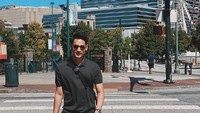 Lewat unggahannya di Insta Story, Penyanyi dengan nama asli Afgan Syahreza ini bergabung dengan bisnis kuliner Tahu Kriuk Galak. Foto: Instagram @afgan__