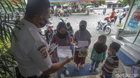 Dana yang jumlahnya mulai dari 225 ribu hingga 450 ribu rupiah tersebut didapat untuk membantu kebutuhan sekolah anak-anak.