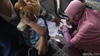 Syarat untuk mengambilnya yaitu anak datang didampingi orang tua, lalu membawa dokumen seperti KTP orang tua, Kartu Keluarga, dan Akta.
