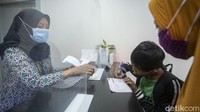 Saat pandemi pengambilan dana pun turut menerapkan protokol kesehatan dengan menggunakan masker dan menjaga jarak.