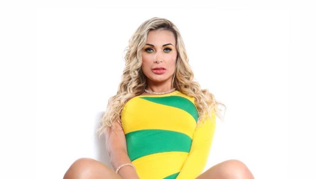 Seperti dikutip dari Daily Star, wanita yang pernah menjadi selingkuhan Cristiano Ronaldo itu keluar dari gereja. Ia pun memutuskan untuk kembali menjadi model seksi. Foto: Instagram/@andressaurachoficial