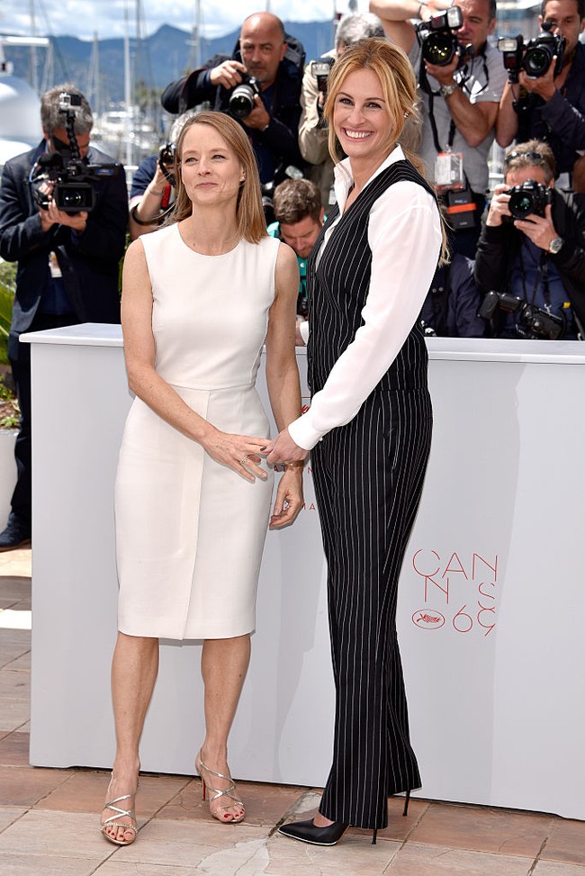 Julia Roberts mengenakan jumpsuit pinstripe dipadu kemeja putih saay hadir di Cannes Film Festival, Prancis, 2016 lalu. Terbukti bahwa untuk tampil seksi, tidak harus selalu memakai baju terbuka. Selain seksi padanan busana ini juga membuat sang aktris terlihat smart. Foto: Clemens Bilan/Getty Images