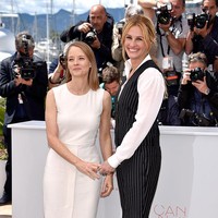 Julia Roberts mengenakan jumpsuit pinstripe dipadu kemeja putih saay hadir di Cannes Film Festival, Prancis, 2016 lalu. Terbukti bahwa untuk tampil seksi, tidak harus selalu memakai baju terbuka. Selain seksi padanan busana ini juga membuat sang aktris terlihat smart. Foto: Clemens Bilan/Getty Images