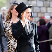 Cara Delevingne memilih setelan tuksedo pria saat menghadiri pernikahan Putri Eugenie dan Jack Brooksbank di Windsor Castle, Inggris, pada Oktober 2018. Ia mengenakan busana lengkap seperti jas, celana panjang, vest, dasi serta topi. Foto: Getty Images