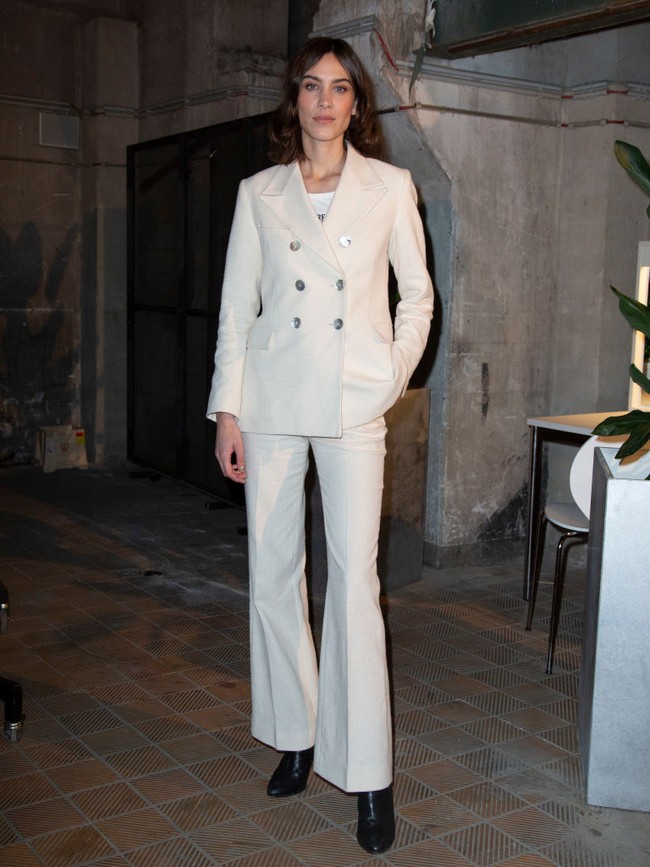Alexa Chung dikenal dengan ciri khas gayanya yang androgini. Seperti yang ditampilkannya saat hadir di acara ZEITMagazin X VOGUE, Berlin, Jerman,pada Februari 2020. Fashionista asal Inggris ini mengenakan setelan tailoring jas dan celana lebar warna ivory. Foto: Christian Marquardt/Getty Images