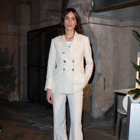 Alexa Chung dikenal dengan ciri khas gayanya yang androgini. Seperti yang ditampilkannya saat hadir di acara ZEITMagazin X VOGUE, Berlin, Jerman,pada Februari 2020. Fashionista asal Inggris ini mengenakan setelan tailoring jas dan celana lebar warna ivory. Foto: Christian Marquardt/Getty Images