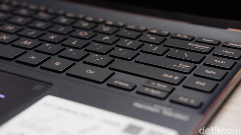 Asus ZenBook Flip S, laptop premium dengan layar sentuh dan dilengkapi stylus. Dibanderol Seharga Rp 23 juta.