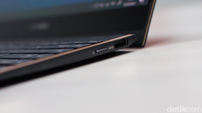 Asus ZenBook Flip S, laptop premium dengan layar sentuh dan dilengkapi stylus. Dibanderol Seharga Rp 23 juta.