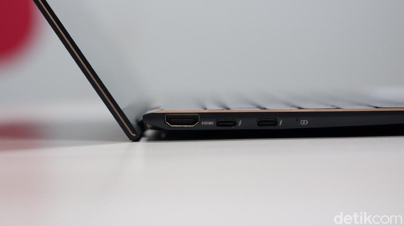 Asus ZenBook Flip S, laptop premium dengan layar sentuh dan dilengkapi stylus. Dibanderol Seharga Rp 23 juta.
