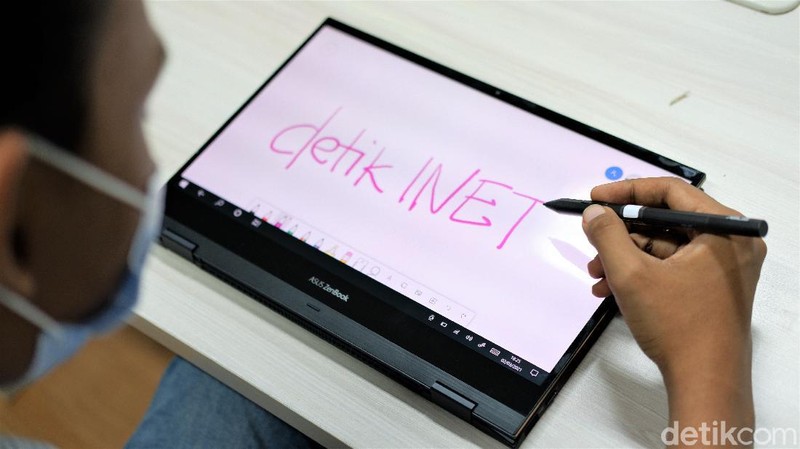 Asus ZenBook Flip S, laptop premium dengan layar sentuh dan dilengkapi stylus. Dibanderol Seharga Rp 23 juta.