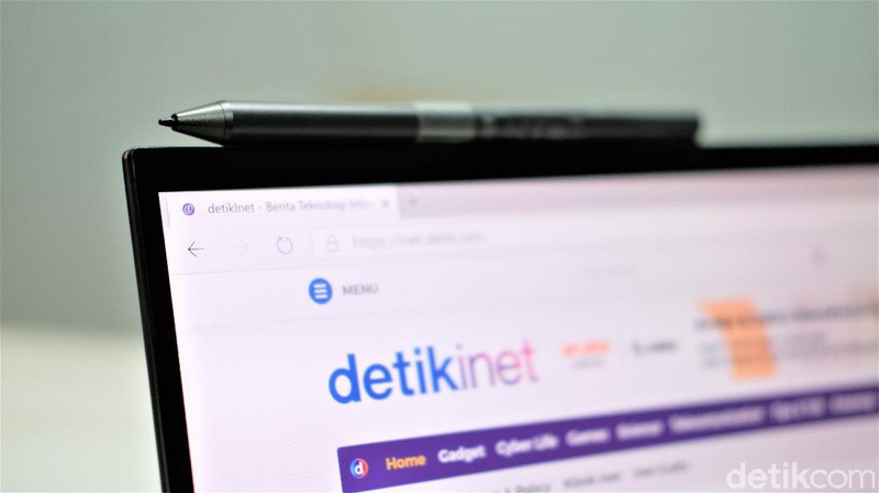 Asus ZenBook Flip S, laptop premium dengan layar sentuh dan dilengkapi stylus. Dibanderol Seharga Rp 23 juta.