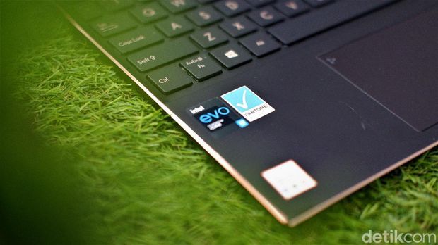 Asus ZenBook Flip S, laptop premium dengan layar sentuh dan dilengkapi stylus. Dibanderol Seharga Rp 23 juta.