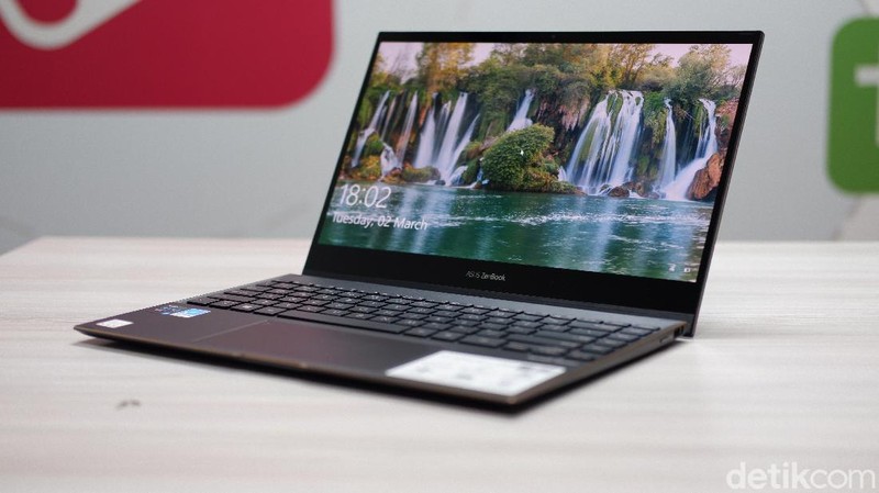 Asus ZenBook Flip S, laptop premium dengan layar sentuh dan dilengkapi stylus. Dibanderol Seharga Rp 23 juta.