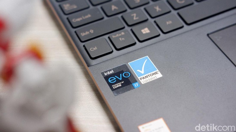 Asus ZenBook Flip S, laptop premium dengan layar sentuh dan dilengkapi stylus. Dibanderol Seharga Rp 23 juta.