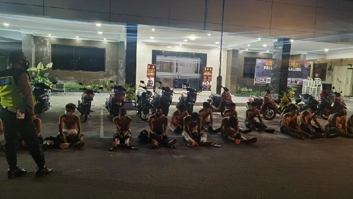 Polisi Tulungagung mengamankan puluhan kendaraan dan remaja yang diduga terlibat balap liar. Aksi balap liar itu terjadi di Jembatan Ngujang 2.