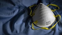 Meski masker N95 diperuntukkan untuk tenaga medis, namun masker ini sempat langka di pasaran. Pasalnya, banyak orang berbondong-bondong mencari masker N95, karena takut tertular COVID-19. (iStock).