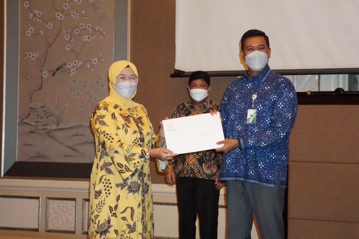 Direktur Jenderal Pembinaan Pengawasan Ketenagakerjaan dan Keselamatan dan Kesehatan Kerja Haiyani Rumondang menyerahkan petikan kepres kepada Direktur Utama BPJAMSOSTEK Anggoro Eko Cahyo