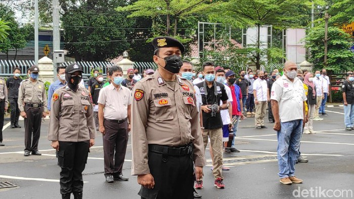 Bripka Winarso diberi penghargaan usai mengungkap modus pengiriman makanan isi narkoba (Azhar Bagas/detikcom)