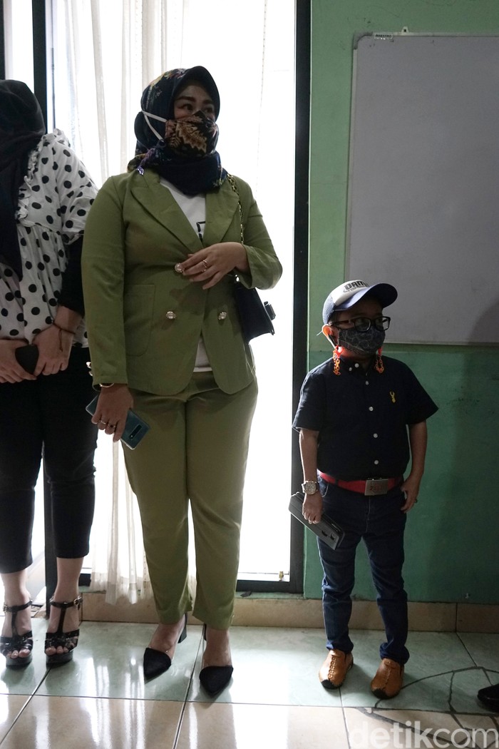 Daus Mini dan istri saat menyambangi Komnas Perlindungan Anak.