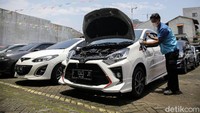 Seorang pekerja tengah melakukan pengecekan mobil bekas di gerai Mobil 88 Bintaro, Tangerang Selatan, Selasa (2/3/2021).