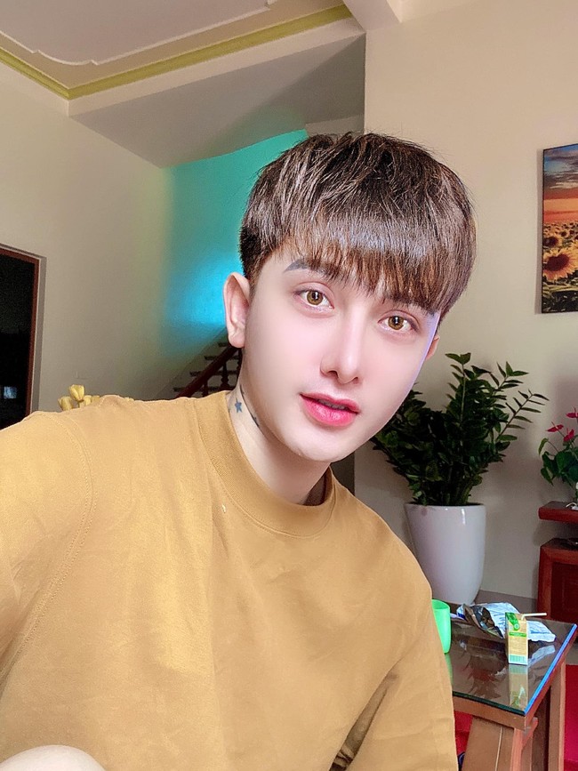 Do Quyen, pria asal Vietnam, terpaksa operasi plastik setelah berkali-kali ditolak perusahaan saat melamar kerja karena penampilannya. Foto: Facebook/Do Quyen