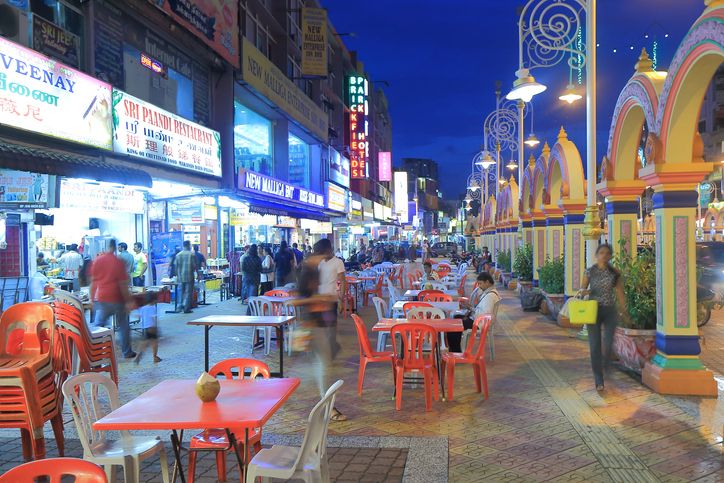 Duh! Belasan Pria Ngamuk Lempar Kursi karena Dilarang Makan di Restoran