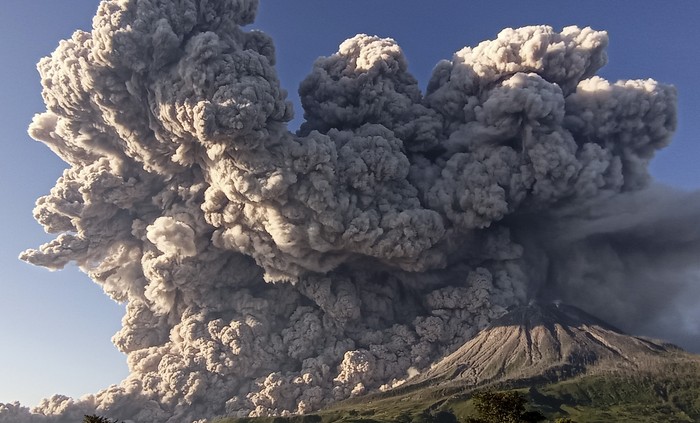 Gunung Sinabung menyemburkan material vulkanik saat erupsi di Desa Kuta Rakyat, Naman Teran, Karo, Sumatera Utara, Selasa (2/3/2021). Gunung Sinabung erupsi dengan tinggi kolom 5.000 meter di atas puncak. ANTARA FOTO/Sastrawan Ginting/Lmo/foc.
