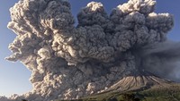 Gunung Sinabung meletus dan memuntahkan material vulkanik dan abu panas pada Selasa (2/3) pagi. Ahli vulkanologi menyebutkan awan panas bergerak sejauh 5 kilometer menuju arah tenggara-timur. ANTARA FOTO/Sastrawan Ginting  