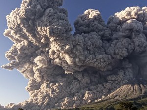 Abu Erupsi Gunung Sinabung Menyebar ke Aceh, Warga Diminta Pakai Masker