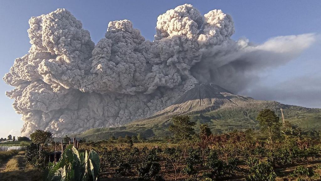 Kisah Gunung Sinabung Tertidur 400 Tahun, Kemudian Mengamuk