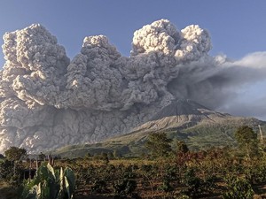 3 Kali Sinabung Erupsi dalam Sehari, Abunya Sampai ke Aceh