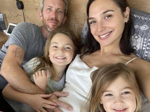 Selamat! Bintang Wonder Woman Gal Gadot Hamil Anak Ketiga
