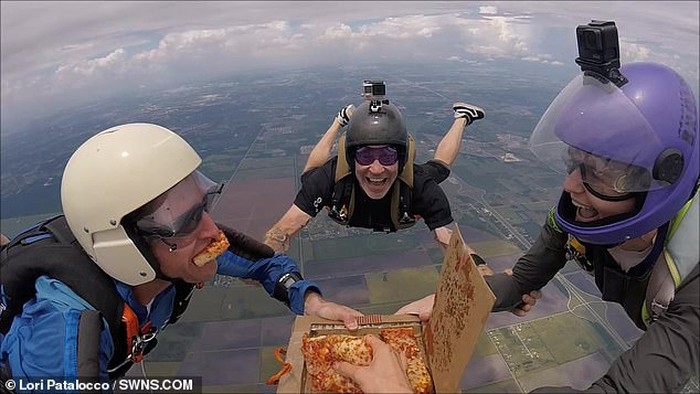 Gokil! Wanita Ini Asyik Makan Pizza Sambil Terjun Payung di Udara Gokil! Wanita Ini Asyik Makan Pizza Sambil Terjun Payung di Udara
