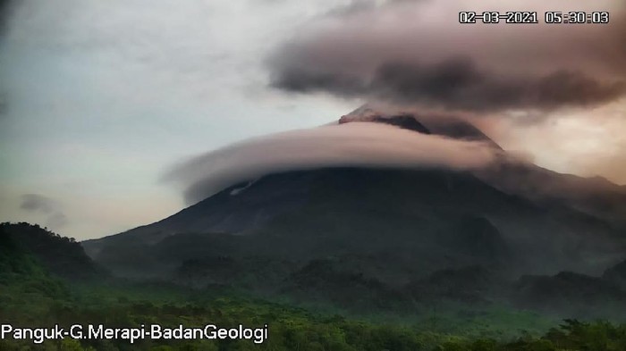Gunung Merapi erupsi, dua kali luncurkan awan panas, Selasa (2/3/2021).