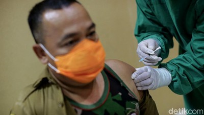 Guru-TNI Jalani Vaksinasi COVID-19 Tahap Kedua di Tangerang Selatan