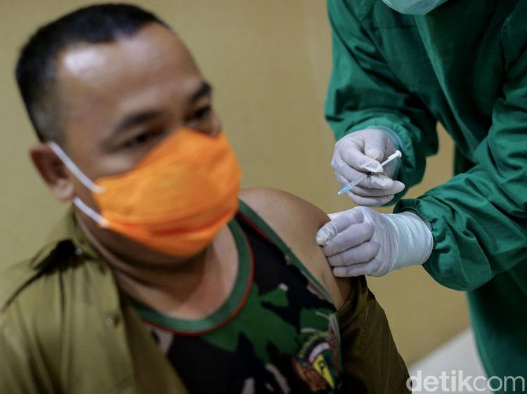 Guru-TNI Jalani Vaksinasi COVID-19 Tahap Kedua di Tangerang Selatan