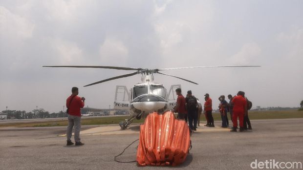 Helikopter bantu padamkan api (Raja Adil/detikcom)