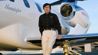 Michimasa Fujino sebagai Presiden dan CEO Honda Aircraft Company bersama HondaJet Foto: Honda