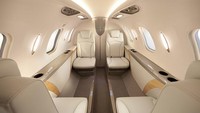 Interior HondaJet, posisi kursinya dibuat dua yang saling berhadap-hadapan. Sebenarnya masih terdapat kursi tambahan antara kokpit dan kabin. Kursi ini bisa dipakai untuk pramugari, atau penumpang tambahan. Bila dioperasikan satu pilot, maka satu penumpang lagi bisa duduk di kursi kopilot di kokpit. Jadi total penumpang yang bisa diangkut adalah 5 orang dengan satu pilot. Foto: Honda
