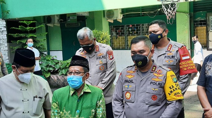 Kapolda Metro Jaya Irjen Fadil Imran (kanan) menemui Ketua PW Muhammadiyah DKI Sunan Miskan (kiri), Selasa (2/3/2021).