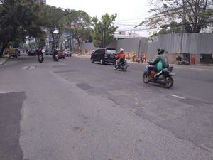 Warga Keluhkan Bekas Tambalan Bikin Jalan di Medan Bergelombang