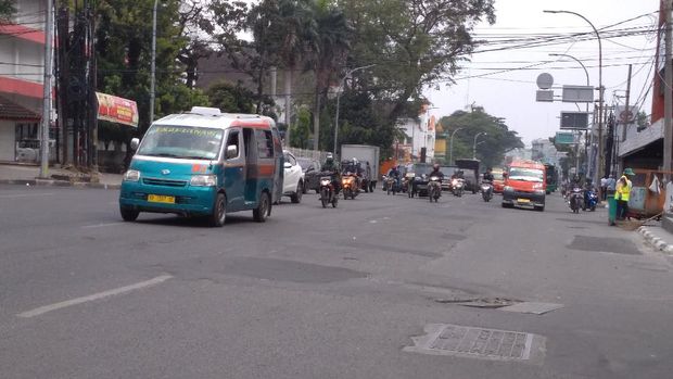 Jalan Balai Kota arah Jalan Putri Hijau Medan penuh tambalan dan bergelombang