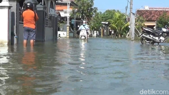 jalan di Lamongan yang masih terendam banjir