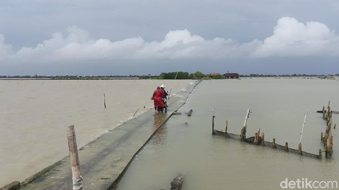 Jalan keluar masuk satu-satunya ke Dukuh Mondoliko, Desa Bedono, Kabupaten Demak, Jawa Tengah,yang langganan terendam banjir rob, Selasa (2/3/2021).